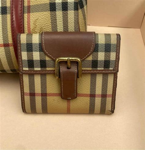 como saber si una cartera burberry es original|Cómo distinguir un bolso Burberry falso o genuino • MundoComo.